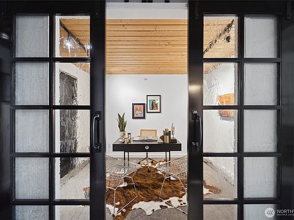 4th image of 125 E Lynn Street #103