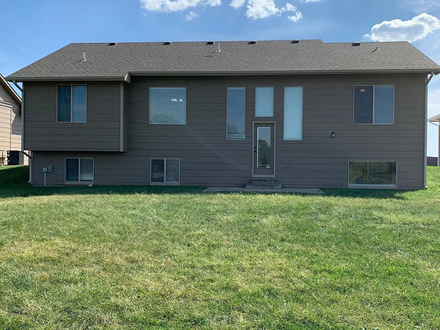 5 bed, 2200 sqft, $2,195 — Photo 2