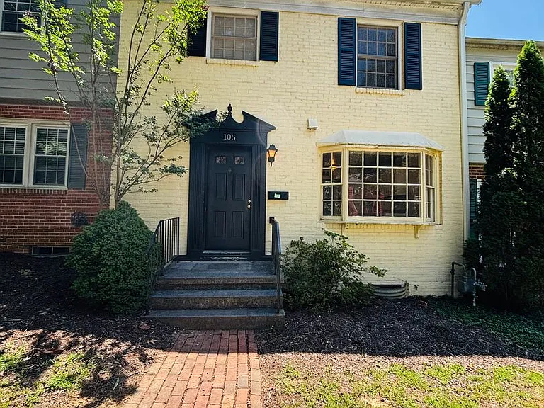 105 Sherwood Ct — Photo 1