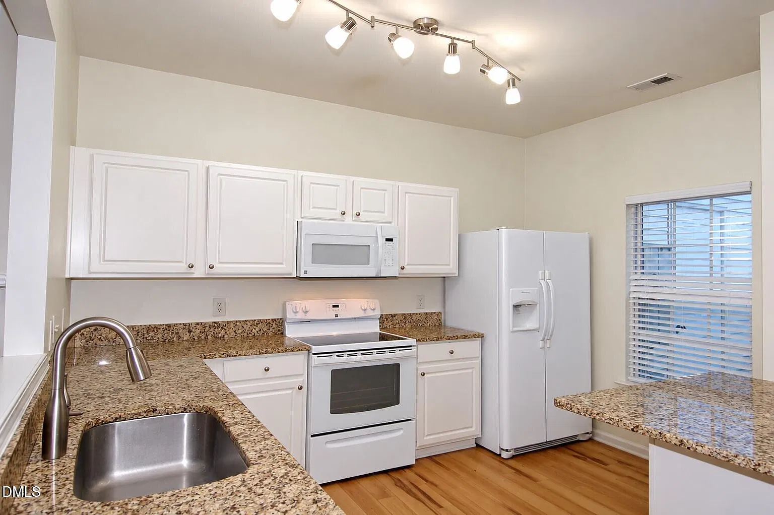 3 bed, 2.5 bath, 1386 sqft, $1,895 — Photo 4