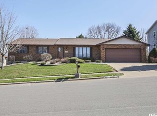 2370 Clarke Crest Dr, Dubuque, IA 52001
