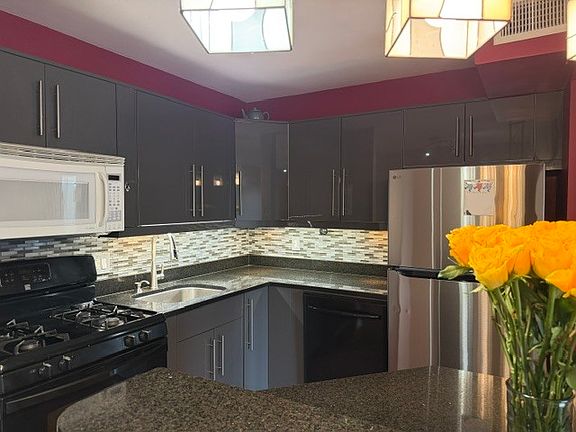 3rd image of 9840 S Pulaski Rd #2114
