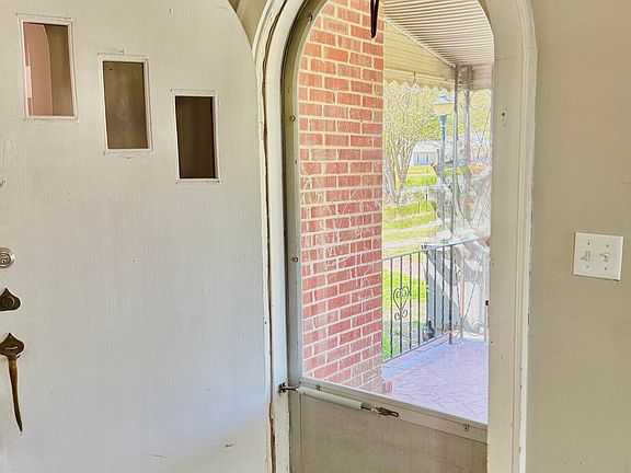 4th image of 513 E Main Street