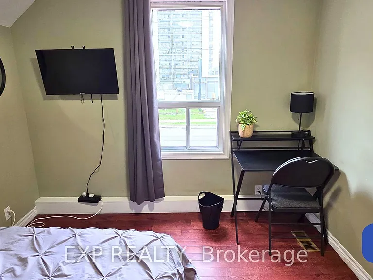 1562 Jane St — Photo 23