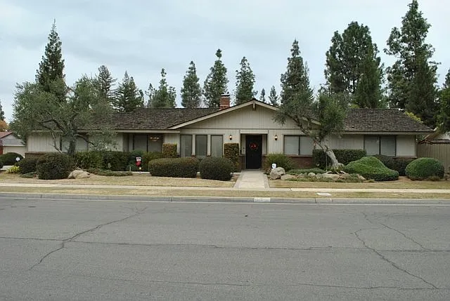 3042 W Palo Alto Ave photo 1