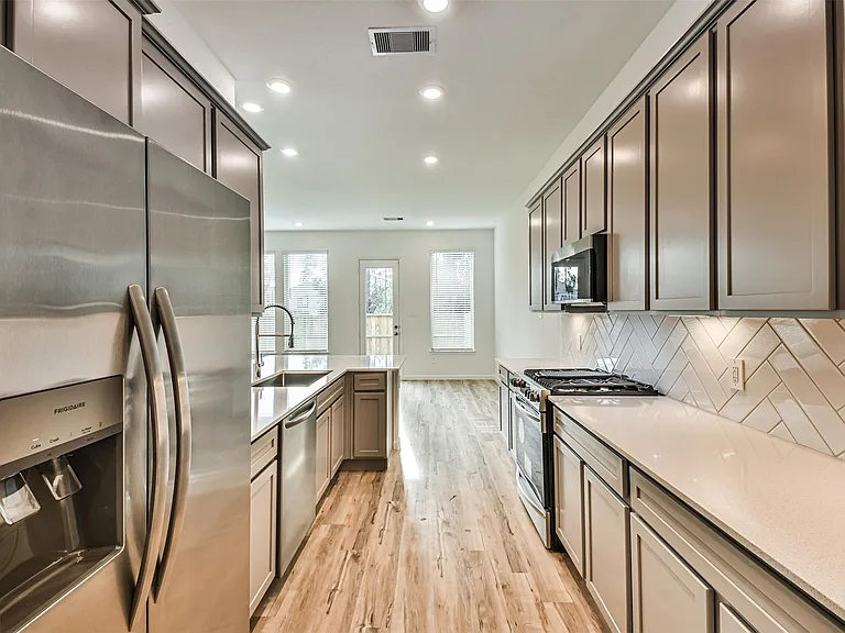 678 Royal Arch — Photo 14