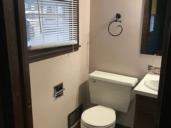 Master bedroom 1/2 bath