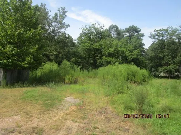 941 Cherry St W, Selmer, TN 38375