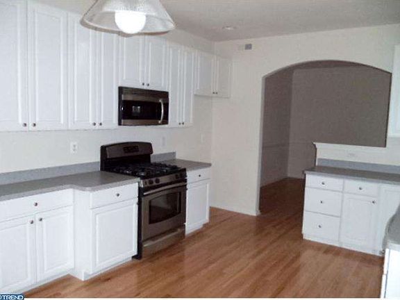 5th image of 7 Doral Dr