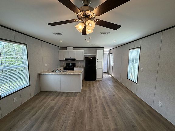 2nd image of 156 Lakeside Garden Cir #156