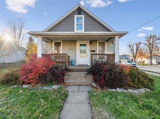 2004 J St SW, Cedar Rapids, IA 52404