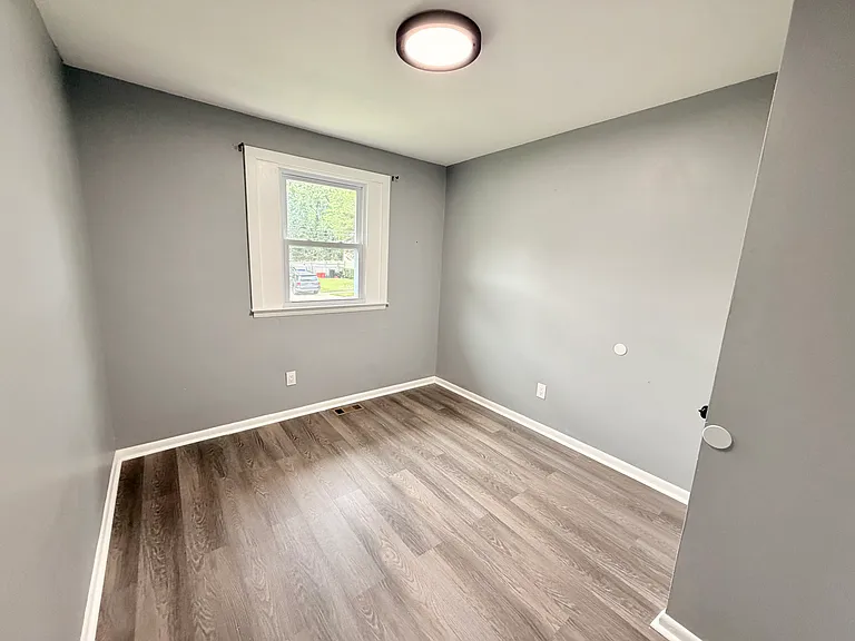 309 Ellis Ct — Photo 14