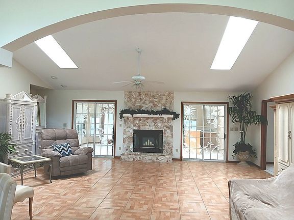 5th image of 913 Chippewa St