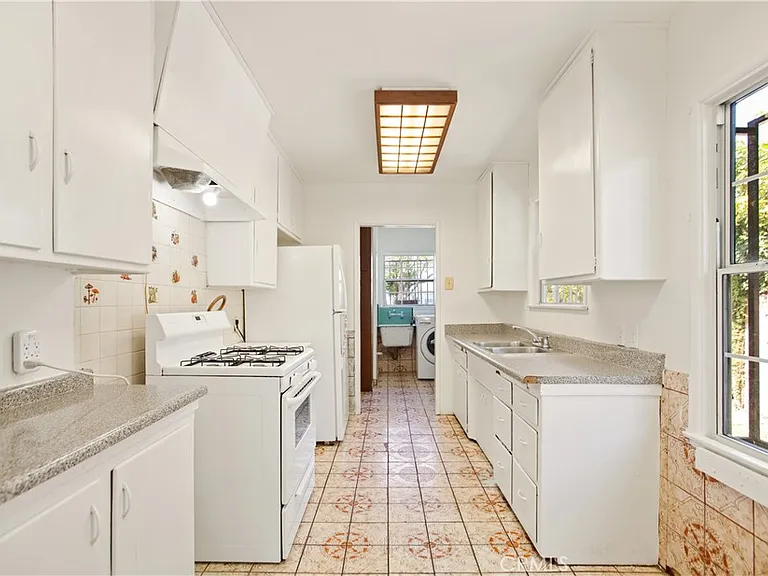 556 N Sunset Ave — Photo 3