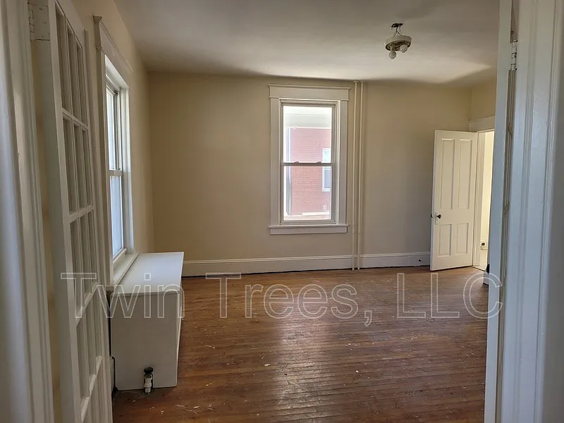 4 bed, 2.0 bath, 1600 sqft, $1,550 — Photo 3