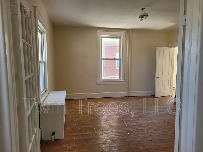 1073 Chicago Ave #B — Photo 3