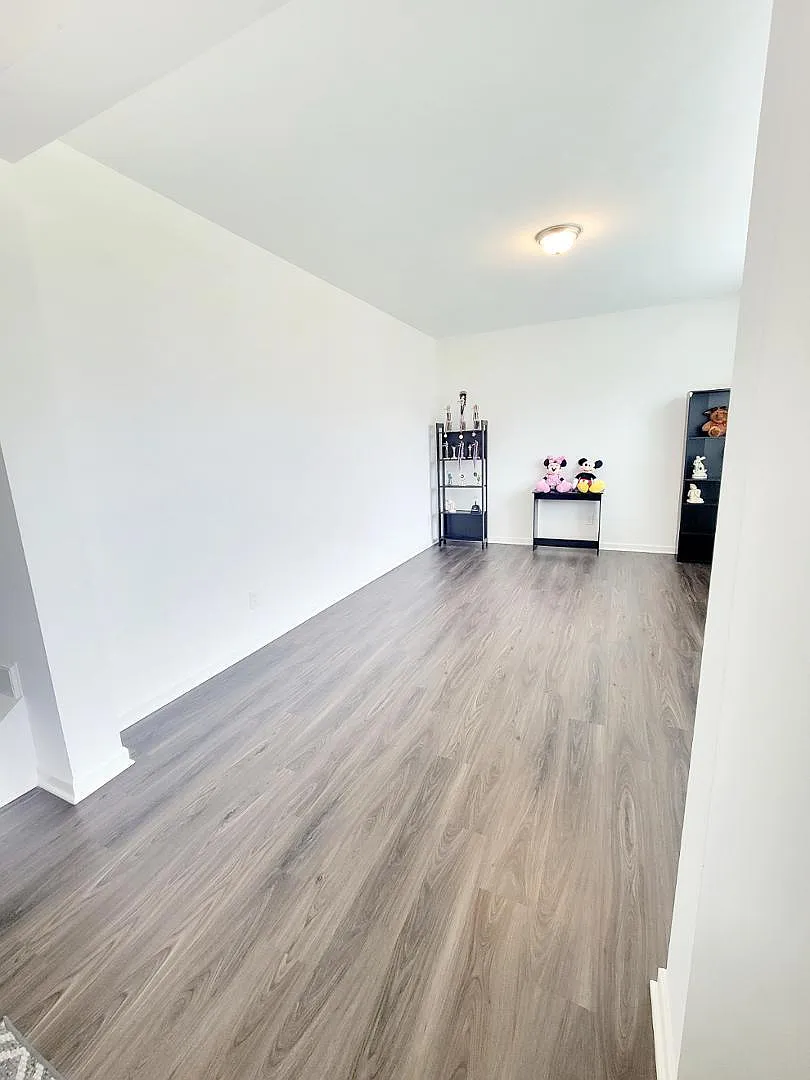 5 bed, 3.5 bath, 2921 sqft, $2,500 — Photo 3