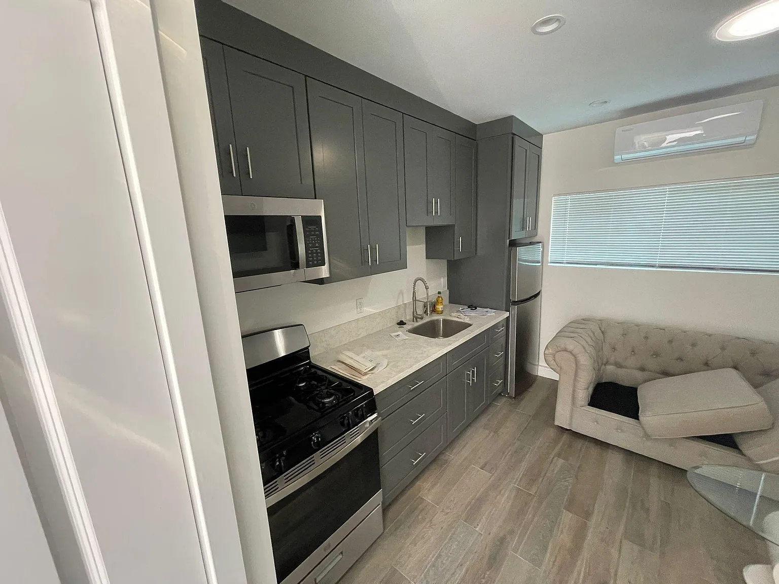 1 bed, 350 sqft, $1,900 — Photo 2