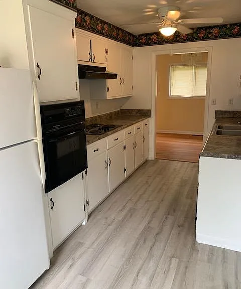 1302 Lyndale Dr — Photo 2