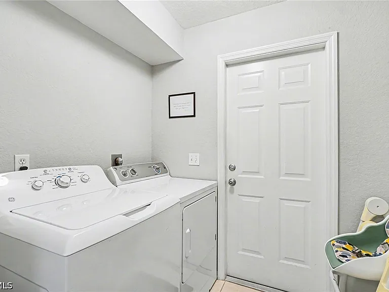 2727 SW 2nd Ct — Photo 18