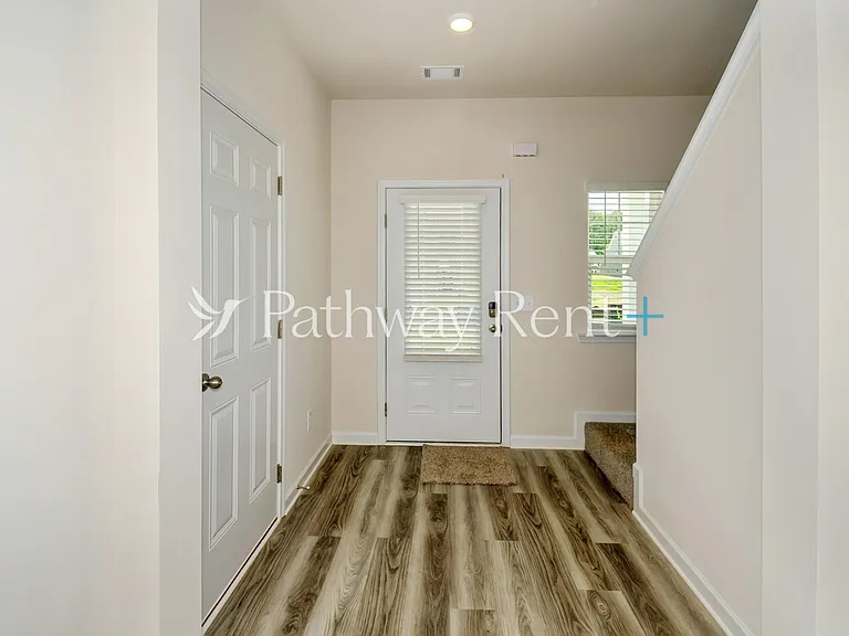 612 Mackenzie Cv — Photo 2