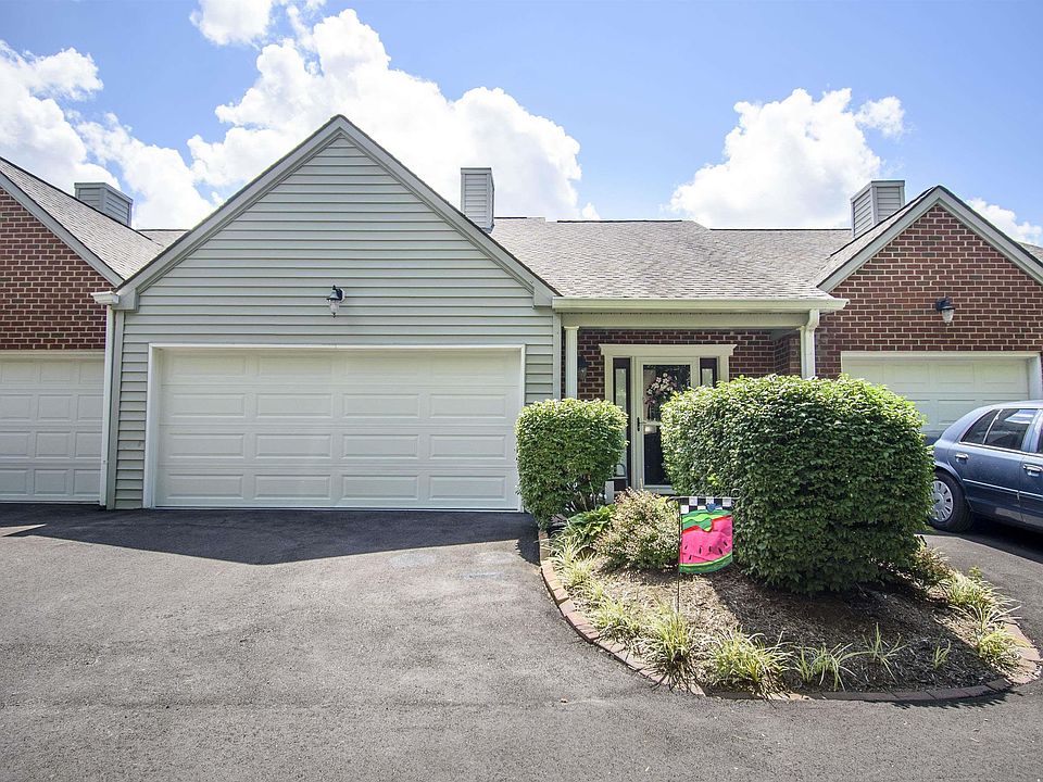 1st image of 370 Pin Oak Dr