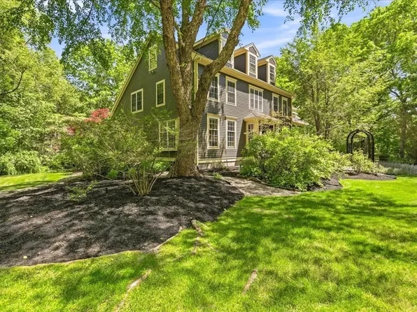 137 Cedar St, Middleboro, MA 02346