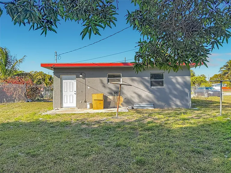 2408 NW 8th St — Photo 15