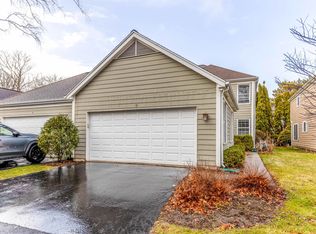 12 Sommerset Ln, Lincolnshire, IL 60069