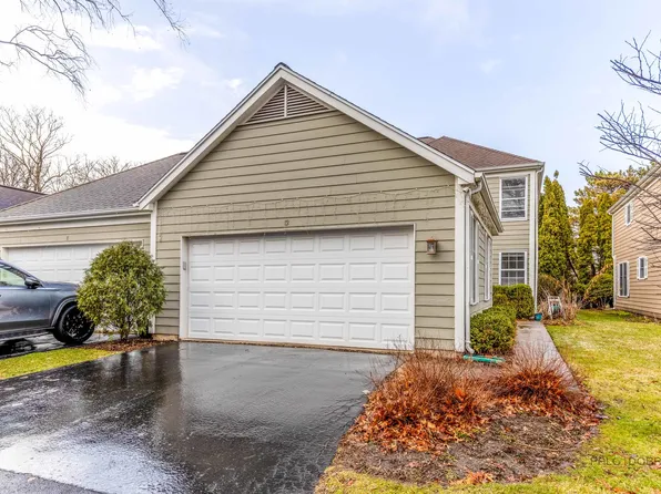 12 Sommerset Ln, Lincolnshire, IL 60069