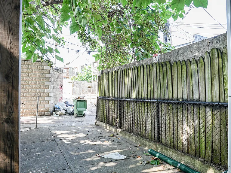 2630 E Monument St — Photo 5