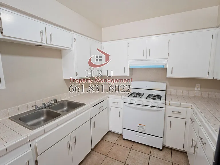 2901 S Chester Ave — Photo 13