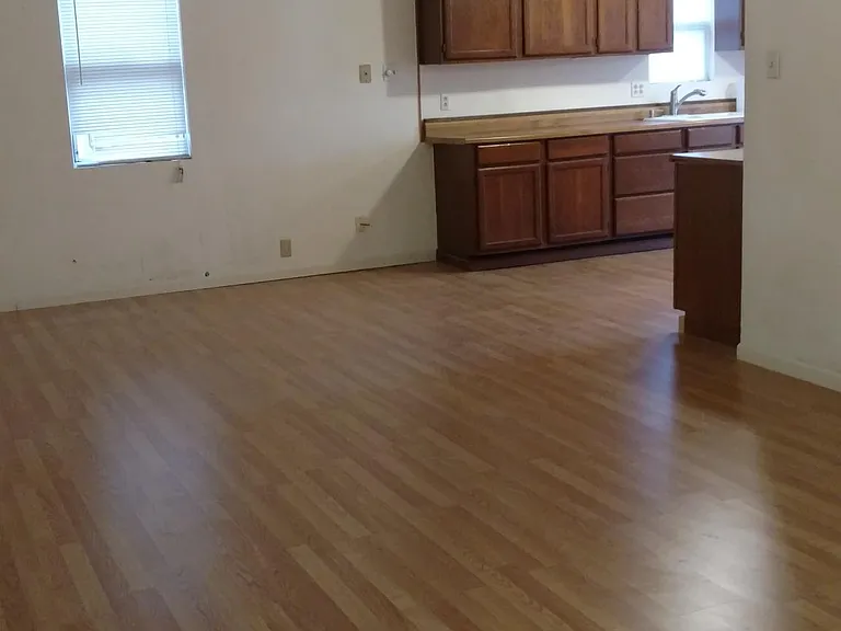 1512 Pleasant St — Photo 2