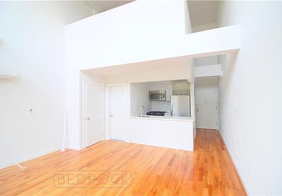 3rd image of 812 Lexington Ave APT 3R