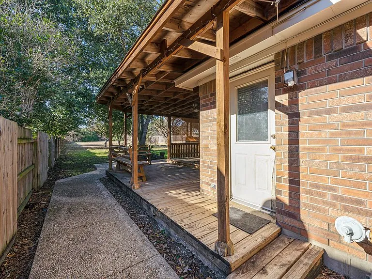 8218 Parkland Hills Dr — Photo 26