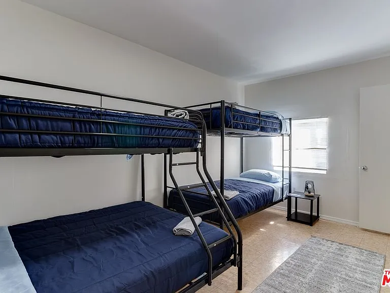 140 S Madison Ave — Photo 24