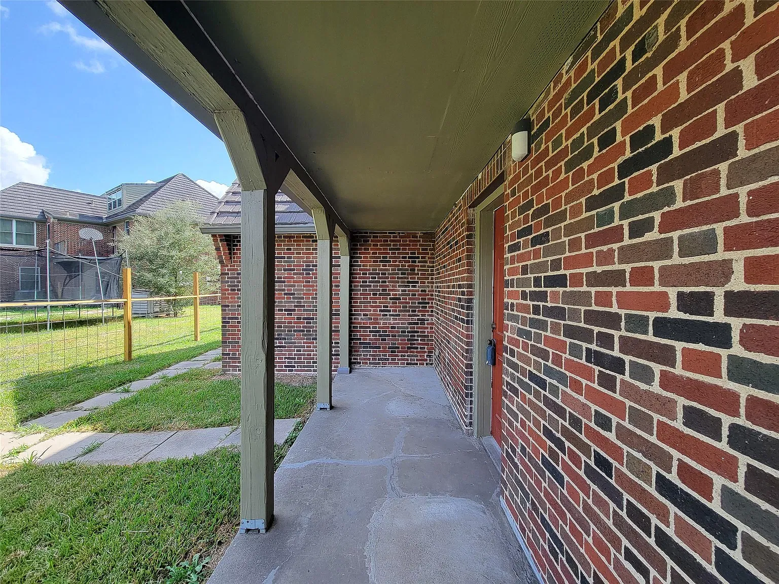 2 bed, 1.0 bath, 1856 sqft, $1,300 — Photo 4