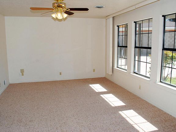 4th image of 11415 Bar Harbor Pl NE