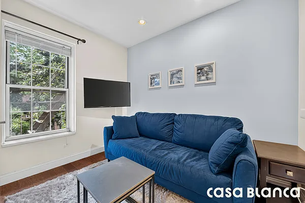 Living room, photo 2