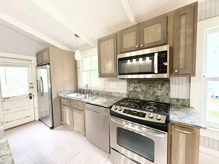 215 Versailles Blvd — Photo 7
