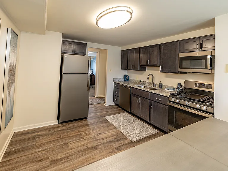 Windsor House Apartments — Photo 6
