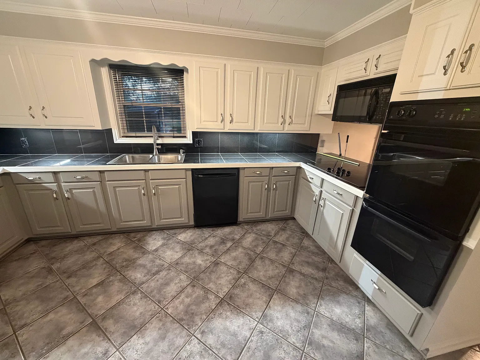 3 bed, 2082 sqft, $2,000 — Photo 3