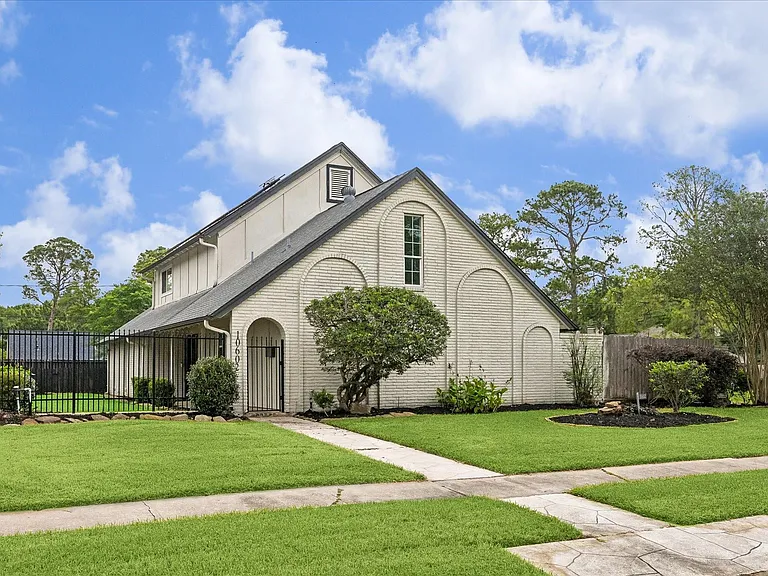 10602 Riverview Dr — Photo 1