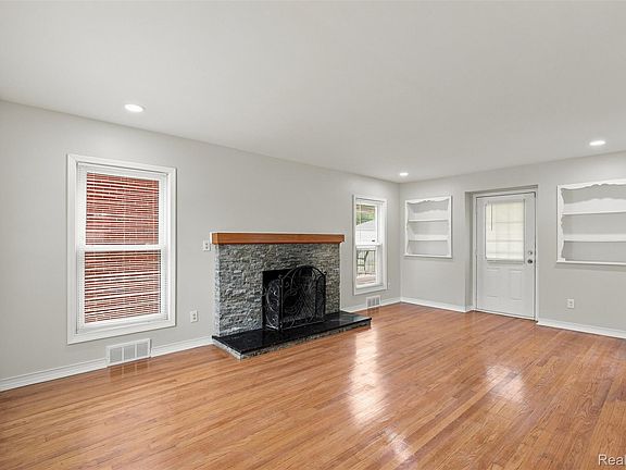 5th image of 16130 Whitcomb St