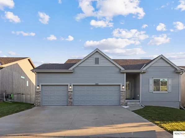 18831 Rosewood St, Omaha, NE 68136