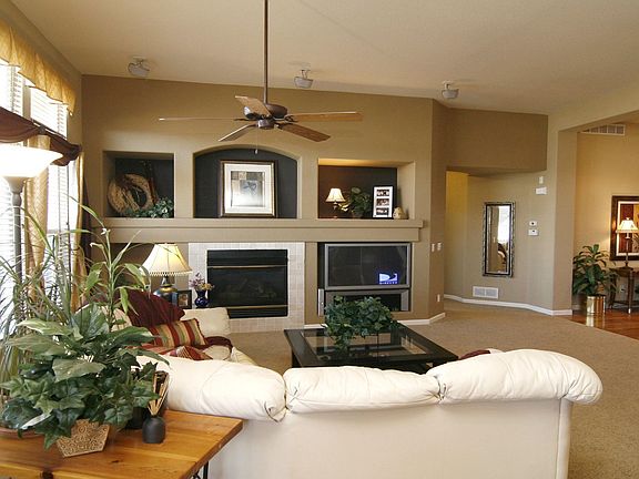 Dramatic familyroom!  12' ceilings!