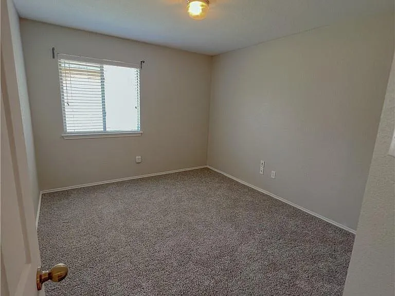 325 Altamont St — Photo 8