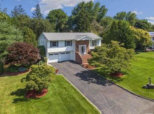 7 Delmar Ln, Commack, NY 11725