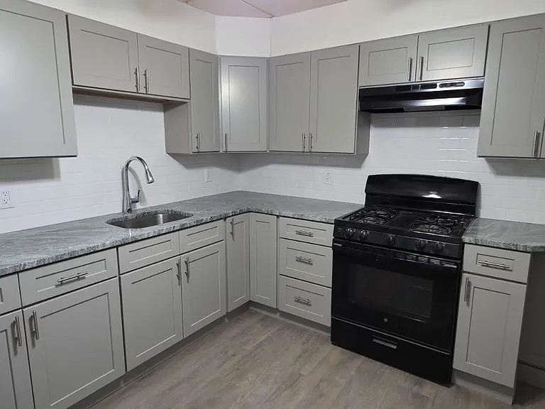 609 E 2nd St #1 — Photo 11