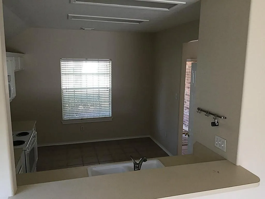 3 bed, 2.0 bath, 1518 sqft, $2,000 — Photo 3